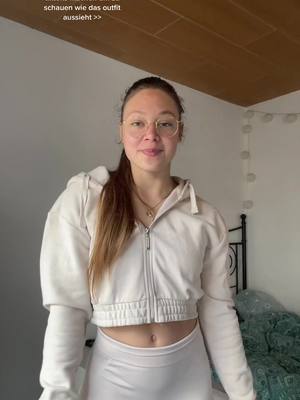 A post by @fabienneagnello on TikTok caption: bitte sagt mir ich bin nicht die einzige HAHAHA