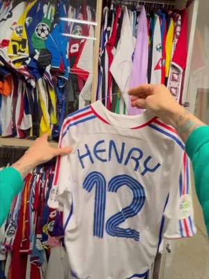 A post by @marcomaterazzi on TikTok caption: Continua il viaggio tra i miei ricordi. Non poteva mancare la maglia di #thierryhenry 🤝 #Materazzi #Henry #magliecalcio #footballshirts #football