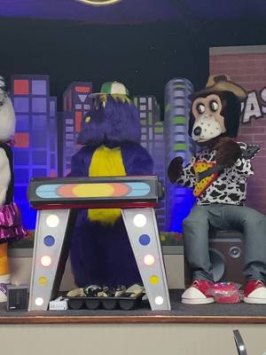 A post by @chuckefilmfreeze on TikTok caption: #chcukecheese #ShowYourJOWO #FORDfortheBuilders #chuckecheeseanimatronics #LIKEABOMBSHELL #chuckecheesepizza #robots