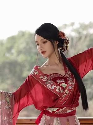 A post by @zipzip07 on TikTok caption: #hanfu #hanfuchinese #chineseculture #foryoupage #hanfugirl #tiktok #cosplay #hanfu汉服