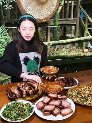 A post by @naturefoodshow on TikTok caption: bon appetit #outdoor #eatingspicy #countrylife #outdooreating #countryeating