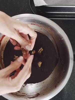 A post by @alessa_cocina on TikTok caption: brownies keto con nuez #keto #cooking #Receta #sugarfree #loseweightfast #healthy #ketocoach #cocina