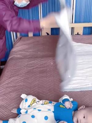 A post by @parenting_knowledge on TikTok caption: Cover your baby with a quilt like this at night, and you'll sleep peacefully through the night#baby #toddler #parenting #maternallove #child #parentingknowledge