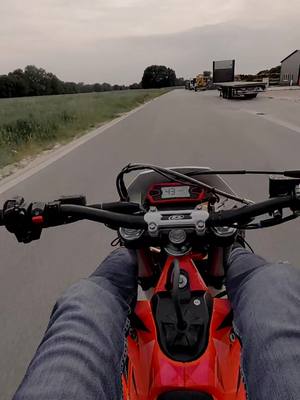 A post by @maikk_sr on TikTok caption: Supermoto Bikelife 🤙#motorrad #bike #biker #bikelife #stuntlife #supermoto #wheelie #foryoupage #fy #fürdichseite #fürdich