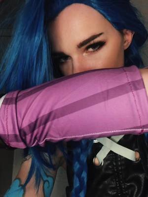 A post by @nothink.cos on TikTok caption: I tryed to do the thing😅 #jinx #jinxarcane #powder #powderarcane #jinxcosplay #powdercosplay #arcanelol