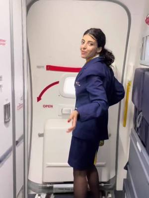 A post by @hanan_midan1 on TikTok caption: Volando estoy #fyp #flightattendant #ryanaircrew #parati