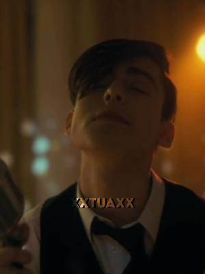 A post by @xxtuaxx on TikTok caption: SEASON 3 FIVE>>>> #tua #tuaseason3 #theumbrellaacademy #fyp #fy #foryoupage #foryou #fivehargreeves #aidangallagher THE QUALITY IS SO BAD WHY TIK TOK?!@Aidan Gallagher