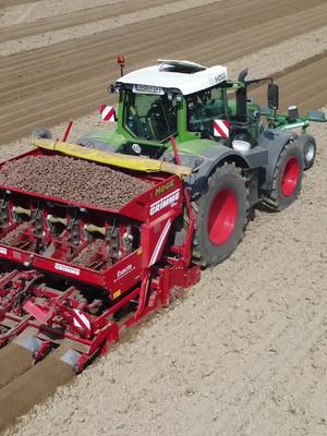 A post by @leidenschaft_agrar on TikTok caption: #landwirtschaft #fendt #kartoffeln #legen