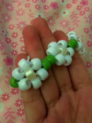 A post by @emo_kandi on TikTok caption: some people have been asking for a tutorial for the bracelet so here it is I hope it helps #flower #flowerbracelet #flowerkandicuff #flowerkandi #bracelet #braceletkandi #kandi #kandikid #kandicuff #kandibracelet #kanditrade #fyp #fypシ #fypシ゚viral