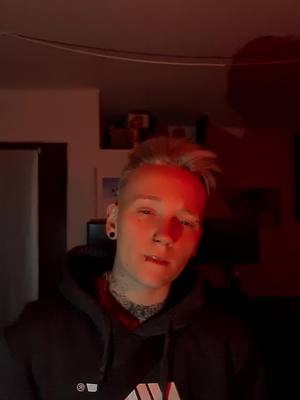 A post by @xblack.devilx on TikTok caption: Ich häng' besoffen ab in irgendwelchen Bars ind ich merke, dass ich ohne dich allein bin😮‍💨#glücklich #galaxywatch4 #foryou #fürdich #piercings #tattoos #single