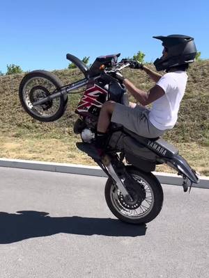 A post by @tymal_bklf on TikTok caption: La dtr en Y 🏍                                    #bikelife #yamaha #wheeling