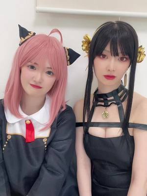 A post by @mutosisters_official on TikTok caption: 武藤姉妹でスパイファミリーのコスプレしました🥜🥀#スパイファミリー #コスプレ #武藤姉妹 #spyxfamily #spyfamily #spyxfamilyanime #spyxfamilycosplay #アーニャ #アーニャコスプレ #ヨル #ヨルフォージャー #ヨルフォージャーコスプレ #武藤十夢 #武藤小麟 #AKB48