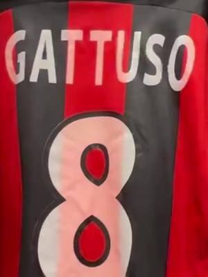 A post by @marcomaterazzi on TikTok caption: Nonostante i colori, questa è una maglia speciale. Questa è la maglia di mio figlioccio: Rino Gattuso #Materazzi #museo #gattuso #serieA #magliecalcio #acmilan