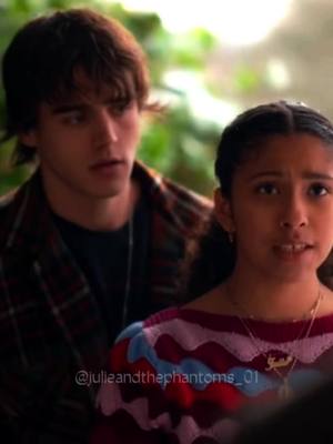 A post by @julieandthephantoms_01 on TikTok caption: esa mirada…👀💘 #parati #fyp #viral #julieandthephantoms #charliegillespie #lukepatterson #madisonreyes #juliemolina #juke