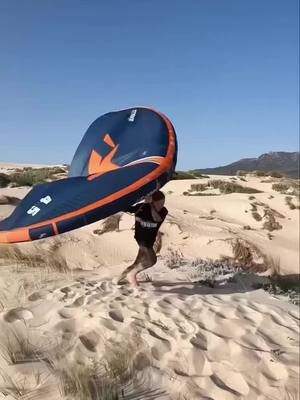 A post by @ramontorresg_ on TikTok caption: Niño casi sale volando en Tarifa