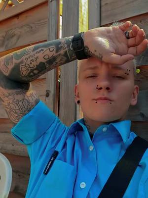 A post by @xblack.devilx on TikTok caption: Liebe Grüße aus der Arbeitswelt😮‍💨#glücklich #galaxywatch4 #foryou #piercings #tattoos #fürdich #saturn