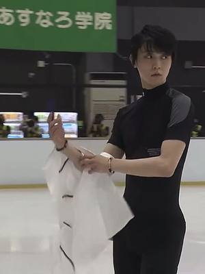 A post by @yuzustenchi on TikTok caption: He is trying to kill us…..    #yuzuruhanyu #hanyuyuzuru #fyp