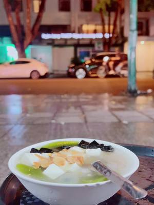 A post by @minoilaminn on TikTok caption: Có lẽ Hà Nội đẹp nhất về đêm #hanoifood #hanoi #hanoipho