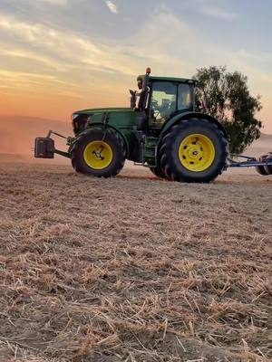 A post by @jungejungejunge0 on TikTok caption: @_tino_93 Gleicher Grubber aber 300ps weniger🆘🚀🚀 #derstiftmaltschon #johndeere #köckerling #turbo #ackernbispolenwiederdeutschist