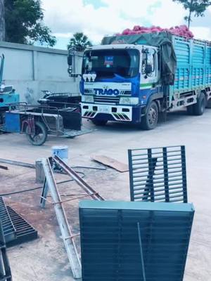 A post by @bongroth978 on TikTok caption: ការងារដូរបាយ🥰💙💪🚛 កំពង់ឆ្នាំងផ្ទះខ្ញុំ🏠💓🥰 #ស្រលាញ់ការរាប់អានមេម🔰🚥🚚🔰