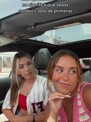 A post by @larouds on TikTok caption: Se complica la cosa un poquito @larafructuoso #practicascoche #carnetdeconducir🚘💨