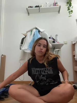 A post by @larouds on TikTok caption: Deshaciendo y haciendo maletas 🤙🏼🤙🏼 lg: laurarouder