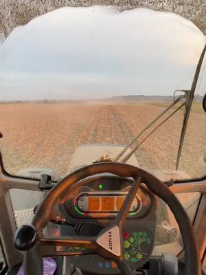 A post by @valentin_ros0 on TikTok caption: Zum glück staubt es nicht beil Zwischenfrucht sähen#fendt #PayPalityourway #landwirtschaft #ist #geil #Feld #nur40kmh #Geil #mit5Metergegtesschneller  