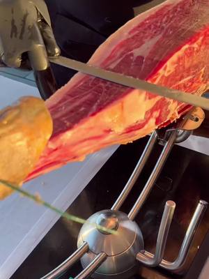 A post by @pablobravodeli on TikTok caption: Corte de jamón a cuchillo ❤️ . . . . #jamoniberico #eventos #corteacuchillo #bellota #patanegra #emplatado #jamonlovers #hamcutters #gastronomia