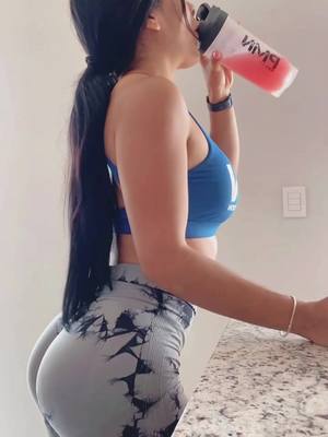 A post by @soniavelaa on TikTok caption: #preworkout  #PMN 💪🏼