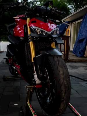 A post by @kweeandmilo on TikTok caption: 🌶🌶🌶#titokuni #bikelife #fyp #ducatisuperleggerav4 