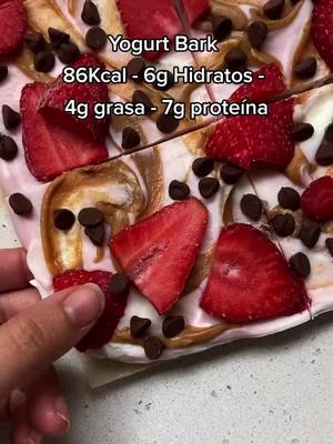 A post by @foodspring_es on TikTok caption: ¡Date un capricho dulce y veraniego! Este Yogurt Bark (o Corteza de Yogur) es rico en proteínas, repleto de sabor y lo puedes comer sin cargo de conciencia. Compártela con tus amigos (o no 😉). #yogurtbark #healthyrecipes #fitness #foodspring 