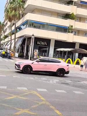 A post by @biocharly14 on TikTok caption: #biocharly14 #malaga #Puertobanus #lamborghini #urus #svb #feminismo #humor #raro