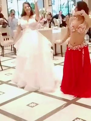 A post by @nadiraram_bellydance on TikTok caption: la sposa mi spiazza con la sua impro 🥰😁@danilasenatore  #weddingnapoli #danzadelventre #bellydance #danzaorientale #matrimonio