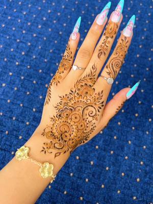 A post by @hennabysafiyaa on TikTok caption: #foryou #fyp #viral #viralvideo #trend #henna #viraltiktok #hennadesign #trending #foryoupage 