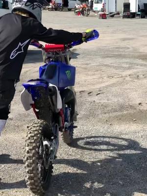 A post by @endur0_hub on TikTok caption: Whoops ⚠️FAKE BODY⚠️#fyp #foryou #foryoupage #enduro #motocross #yamaha #is #the #best #dirtbike #bestdirtbike #yamahaisthebest #bluedirtbike #yamahablue #blueyamaha #💙 #fakebody 