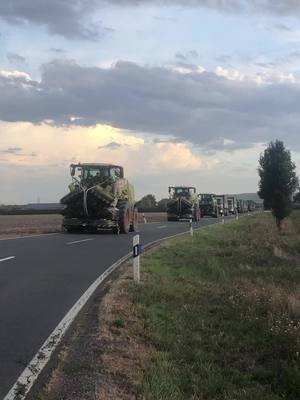 A post by @landwirtschaft_sk on TikTok caption: Lohnunternehmen Färber in kolonne💥💨😎