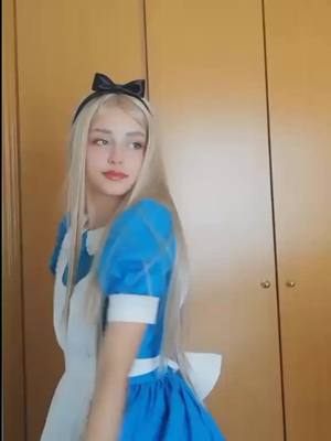 A post by @andy_.lestrange on TikTok caption: ¿Te gustaría ir al país de las maravillas? #cosplay #aliceinwonderland #alice#disney#fyp 