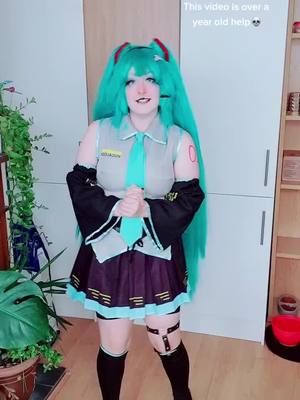 A post by @dumpsterfire_cosplays on TikTok caption: GOODBYE THIS IS FROM MARCH 2021💀 I WONG BE ABLE TO COSPLAY UNTIL LATE OCTOBER SOBBING|| #miku #mikucosplay #hatsunemiku #hatsunemikucosplay #cosplay #vocaloid #vocaloidcosplay #vocaloidmiku #vocaloidmikucosplay #cosplay