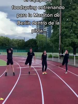 A post by @foodspring_es on TikTok caption: La Maratón de Berlín está a la vuelta de la esquina y el entrenamiento de nuestros runners empieza en la oficina de foodspring. #berlinmarathon2022 #runner #maraton #foodspring