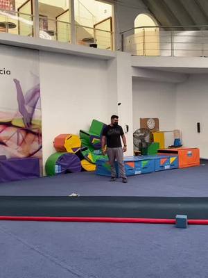 A post by @esme.gymnastics0 on TikTok caption: #piso #parati #esmegymnastics0 