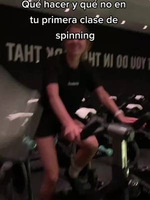 A post by @foodspring_es on TikTok caption: La primera clase de spinning puede ser confusa a veces... Así que anota estos tips para tu próxima cita. 😉 #spinning #indoorcycling #fitness #foodspring 