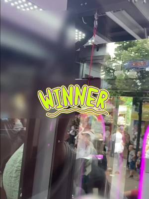 A post by @clawmaniacs on TikTok caption: Habt ihr schon mal an diesem Automaten gespielt?🕹 #win #gewinn #automat #greifautomat #clawmachine #grijpautomaat #kirmes #clawmaniacs #jackpot 