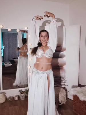 A post by @azahar_bellydancer on TikTok caption: #bellydancinglove #bellydancer #fyp #bellydancetiktok #bellydance 