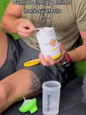 A post by @foodspring_es on TikTok caption: @Álvaro Andrades sabe que Energy Aminos te aporta toda la energí que necesitas antes de entrenar. 😀 #preworkworkout #proteinshake #humor #fitness #foodspring 