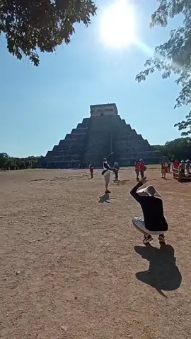 A post by @deysicamina on TikTok caption: ¿Ya conocías Chichén Itza?✨💖 #chichenitza #valladolid #yucatan #piramides #mayas #viajes #lugaresturisticos #turistas #familia #fyp  #historia #tendencia 