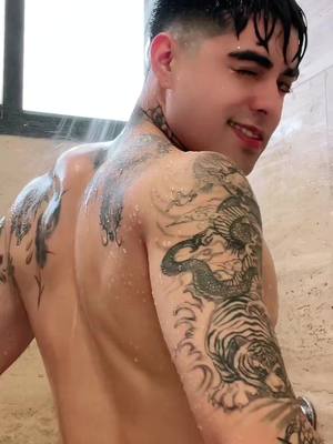 A post by @nickbolt on TikTok caption: 🛀🚿 #fyp #parati #nickbolt