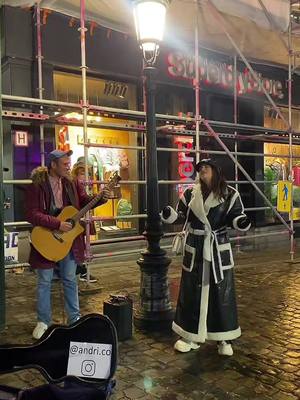 A post by @jenny.brq on TikTok caption: Malgré qu’il soit anglais on s’est directement compris 💜 vous oseriez chanter en plein milieu de la rue ? #pourtoi #chant #bruxelles #shallow #guitar #VoiceEffects 