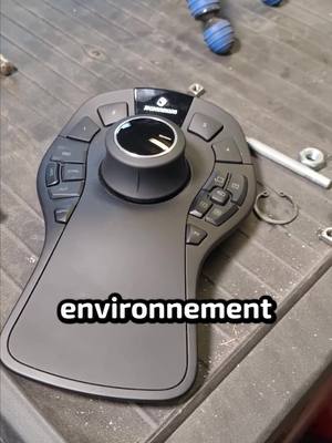 A post by @izifac_ on TikTok caption: Cette souris peut augmenter ton efficacité pendant tes modélisations 3D ! 😎 #modélisation #3d #3dconnexion #souris #périphérique #ingénieur 