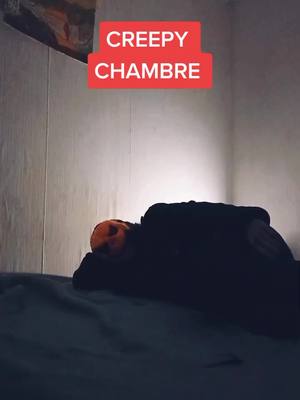 A post by @creepy7000 on TikTok caption: creepy dans sa chambre #peur#maboul 