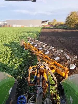 A post by @karmerfarmer on TikTok caption: #fendt #fendt1050 #agriculturetiktok #agriculture #moroaratri #moroaratri🇮🇹 #raptor #plough #ploughing #ploughing2022